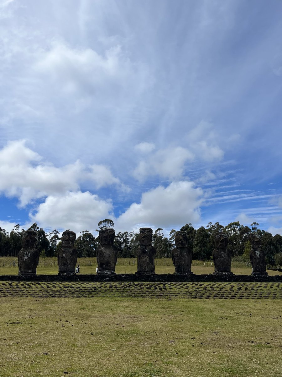 le1e2eo's tweet photo. 2日目
モアイ像半日ツアー
カルデラだったり、島の西側を中心にまわった
たまたまチリ人と台湾人がツアー客にいて、スペイン語英語ともに駆使して仲良しに https://t.co/C19wInnwyz