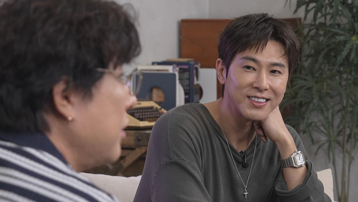 Kkorepo's tweet photo. 【ユンホ、“新人時代の自分”に立ち返る✨】

東方神起のユンホが、日本初放送中のKBS Worldオリジナルバラエティ『ポップ・ケー』に出演！

SUPER JUNIORのシンドンがMCを務める『完唱（ワンチャン）大作戦』で、デビュー24年目のユンホがさまざまなミッションに挑戦します🎤

10月2日・9日の2週にわたって放送されます。

#東方神起 #ユンホ #YUNHO #ポップケー #KBSWorld　
🔗https://t.co/F42lO04Fqw