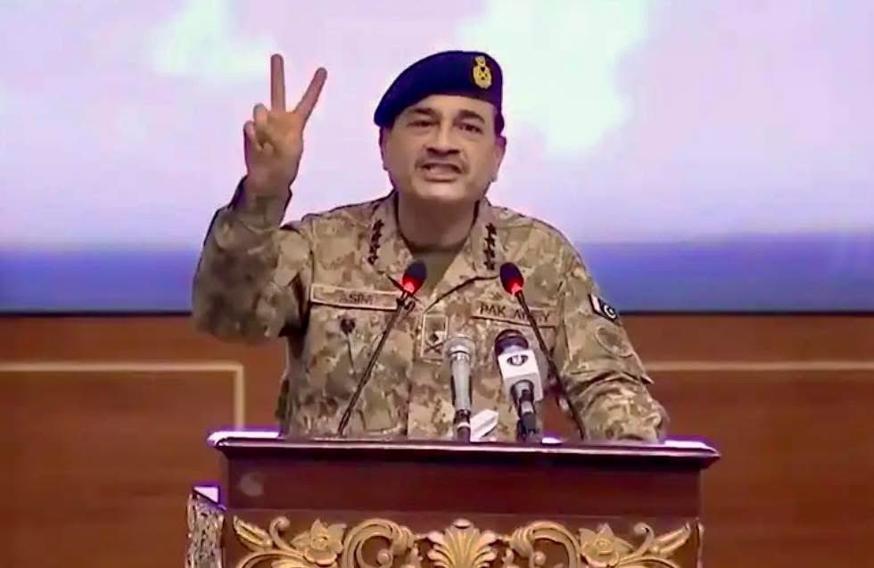 MuhammaddNawaz's tweet photo. حبِ الوطنی کے جذبے سے سرشار جب یہ مردِ مجاہد, عالمِ اسلام کے عظیم سپہ سالار اور دور حاضر کے صلاح الدین ایوبی جب گرج گرج کر بولتا ہے تو اس کے ہر لفظ میں نہ صرف حبِ الوطنی کی جھلک دکھائی دیتی ہے بلکہ ہر لفظ دشمنانِ پاکستان اور غدارانِ وطن جو ہمارے اندر موجود ہیں کے پسینے چھڑا دیتا ہے اور ان کے دلوں میں لرزہ طاری کر دیتا ہے۔
ایسے مردِ مجاہد کا ماتھا چومنے کو دل کرتا ہے۔
♥️♥️♥️
@OfficialDGISPR