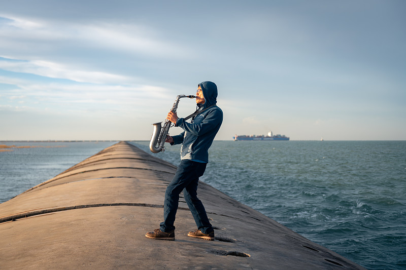 s7No3BtAus2Ut8R's tweet photo. By the river, a musician plays the melodic tune of sax, bringing joyful vibes that make everyone smile. https://t.co/zbuM4S44rj