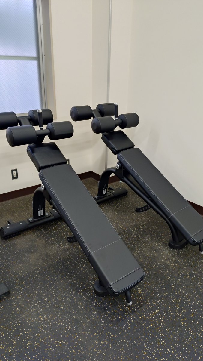 NUA_training's tweet photo. New machine 4：シットアップ
腹筋用のベンチです。以前もシットアップベンチはありましたが、台全体をフックにひっかけていたため負荷を変えるときの角度の調整が結構大変でした。今回のベンチは、ピンの抜き差しで角度が変えられるので負荷の調整が楽になりました。レッグレイズにもおすすめです！ https://t.co/8kYDrwSsFU