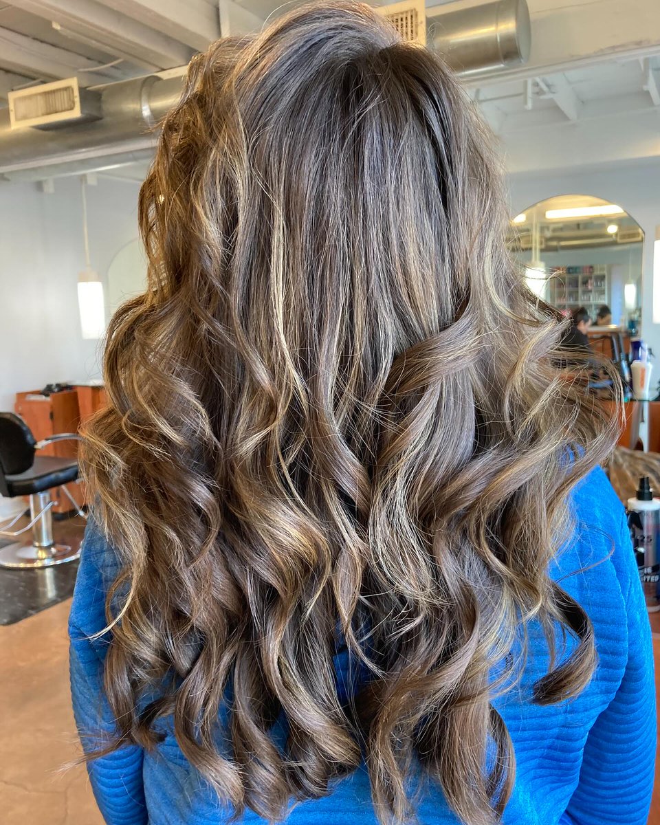 Drew9400's tweet photo. Good Sunday evening, friends. Sharing this gorgeous brunette look Jay created with Redken Color Gels Oils’ new Iced Latte mocha shade. https://t.co/MgeG18tD30