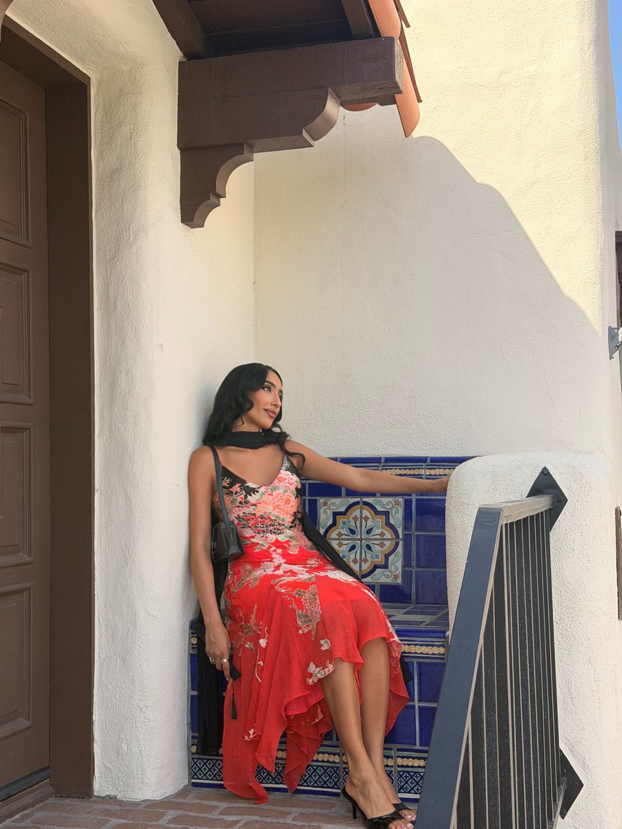 JohaRodri88's tweet photo. My “bury me in this dress” look until further notice. La di da on a Thursday. Très chic. Serving golden hour. https://t.co/nej6VTmlXr