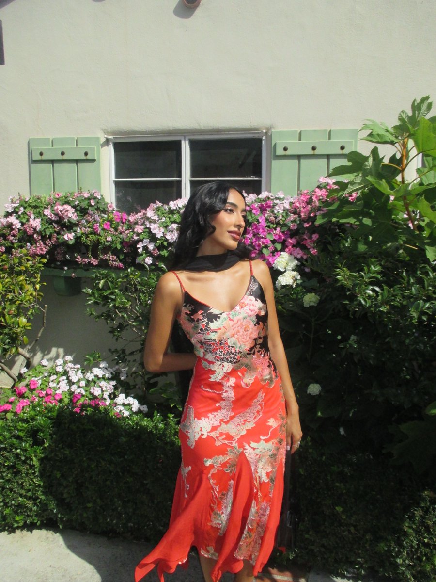 JohaRodri88's tweet photo. My “bury me in this dress” look until further notice. La di da on a Thursday. Très chic. Serving golden hour. https://t.co/nej6VTmlXr