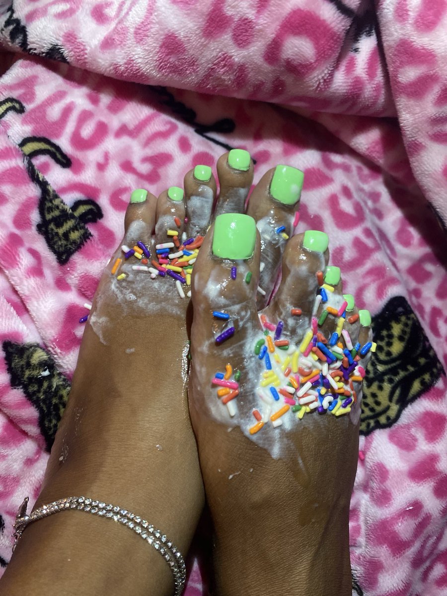 BigbootyGal23's tweet photo. Make a wish Daddy 🤤🦶🏽👅💦 https://t.co/mkHzPos5xv