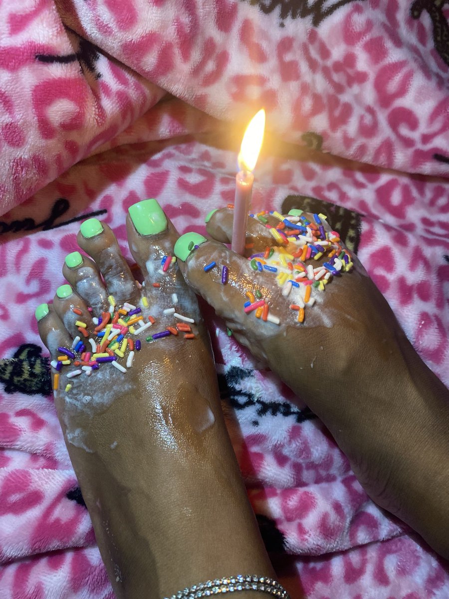BigbootyGal23's tweet photo. Make a wish Daddy 🤤🦶🏽👅💦 https://t.co/mkHzPos5xv