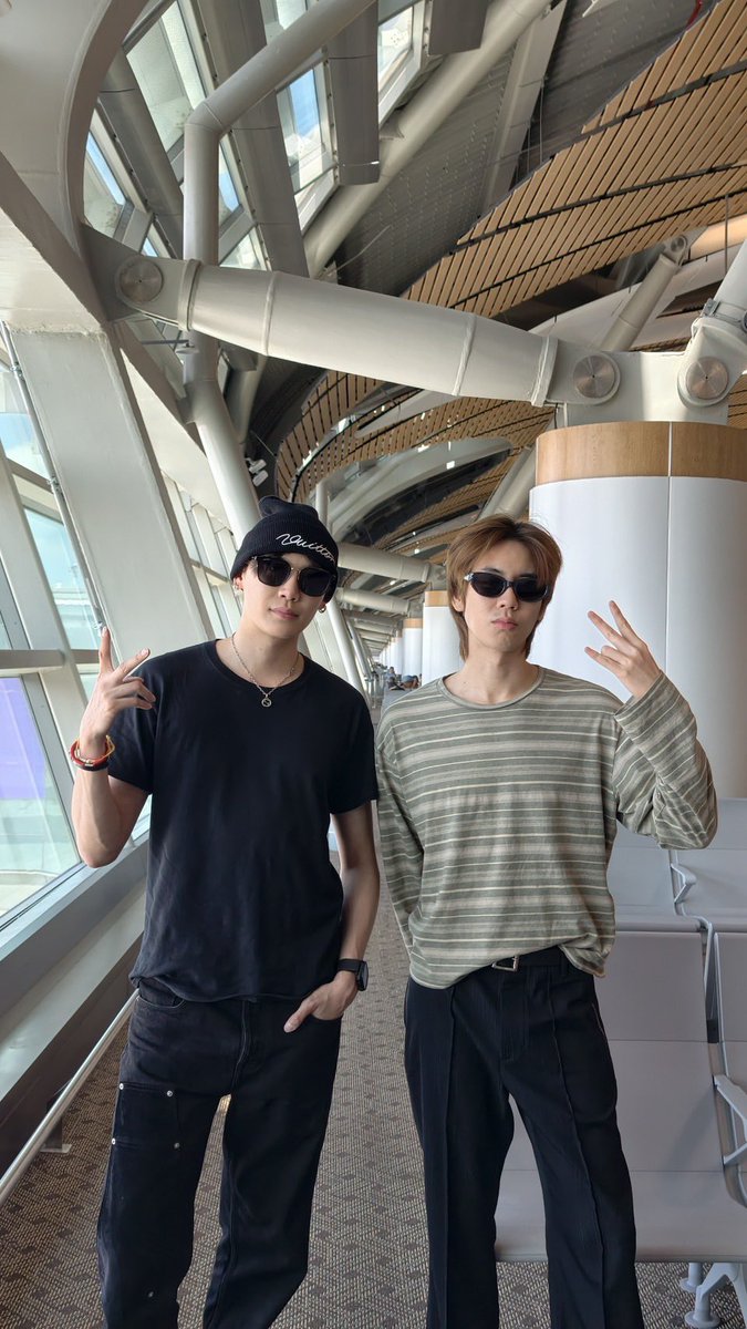 BP_FITCHEK's tweet photo. ⟡₊˚⊹✦260930 | BOUNPREMxFANDAY37INPARIS
 
Bonjour Paris❤️🩵🥦🇫🇷🥖✨

๑BOUN 
🕶️ *Palm Angels
👖 *SPTMBR
👟 @actu_Balenciaga 
💎 @gucci 

๑PREM
🕶️ @_GentleMonster_ 
👕 @ZARA 
👖 @_adererror 
👟 *Golden Goose

#GMMTVFANDAY37INPARIS
#BOUNPREMxFANDAY37INPARIS
#BPFitCheck https://t.co/ka1dug2sUf