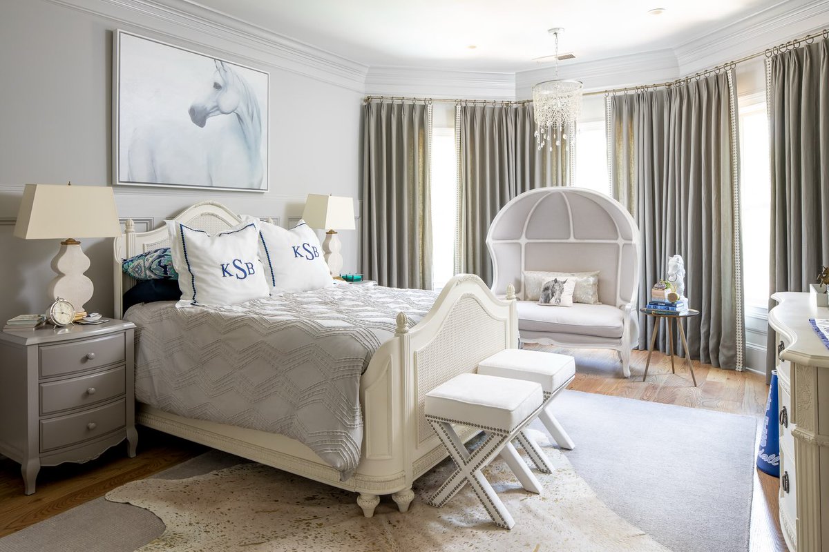 SmallCityDreams's tweet photo. Polished yet precious, this bedroom blends soft neutrals, graceful silhouettes, and tailored details for timeless charm. The cozy reading nook may be everyone’s favorite seat in the house. https://t.co/2m8StPWuTu