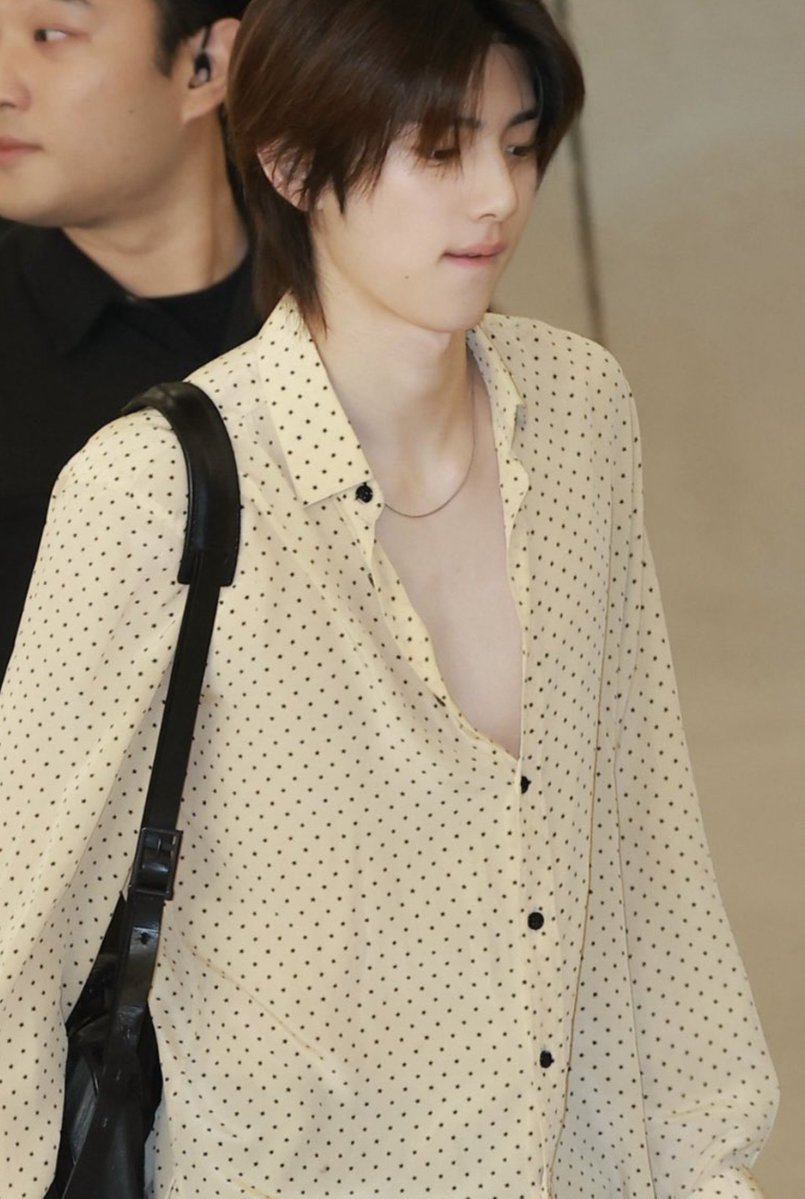 st4rtiss's tweet photo. not a single selca in this shirt 😞 https://t.co/d3IYVYRs1L