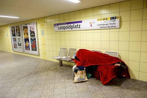 Black_Hole110's tweet photo. Ich muss mal wieder Öffis fahren, nun muss ich einen Fahrschein kaufen der nur 5 Euro kostet. Dafür bekommst du, verdreckte Öffis, vollgepisste und vollgeschissene Obdachlos Junkies. Lautsprecher telefonierende Kanaken, die dich abstechen wollen wenn du was sagst. 5 € für alles https://t.co/TnzURorbgx