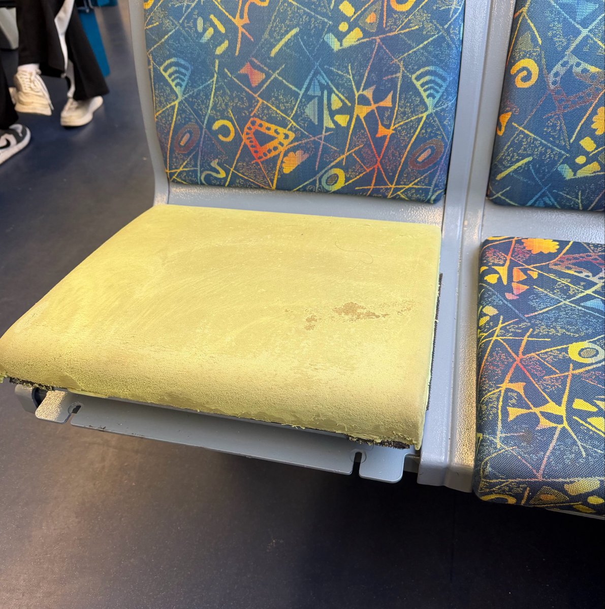 MerndaLine's tweet photo. @metrotrains Broken seat 287M https://t.co/HbRM44VPfi