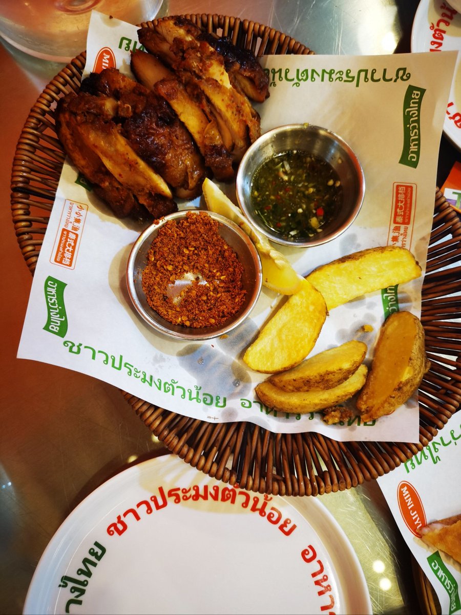KeraNealeyxs's tweet photo. 「今日限定异国治愈餐 泰式青咖喱鸡配香茅糯米饭，泰式香草辛香直钻鼻尖，每一口都像吹到曼谷街头晚风～」， https://t.co/aVzCcTk5Z7