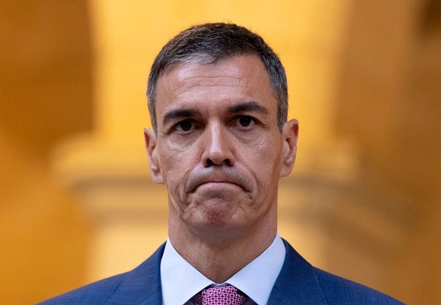 Mileistesfr's tweet photo. Les décrets complètement fous annoncés par Pedro Sanchez hier en Espagne:

- Interdiction des expulsions de personnes  sans solution de relogement usqu’à fin 2030. En gros interdiction de déloger les squatteurs

- Prolongation automatique de deux ans des contrats de location en cours qui se terminent avant le 31 décembre 2028.

- Gel des hausses de loyer jusqu’en 2028 pour les baux déjà au-dessus de l’indice de référence.

Depuis l'arrivée au pouvoir de Pedro Sanchez en 2018, les loyers ont augmenté de 45%.

Les ménages dépensent désormais 39% de leur revenu net en loyer.

Depuis la dernière loi logement de 2023, l'offre locative en Espagne a déjà reculé de 20%.

Bref, une catastrophe.

C'est toujours le même problème avec les socialistes.

Plus ils se trompent, plus ils en remettent une grosse couche.

Une belle brochette de débiles mentaux.