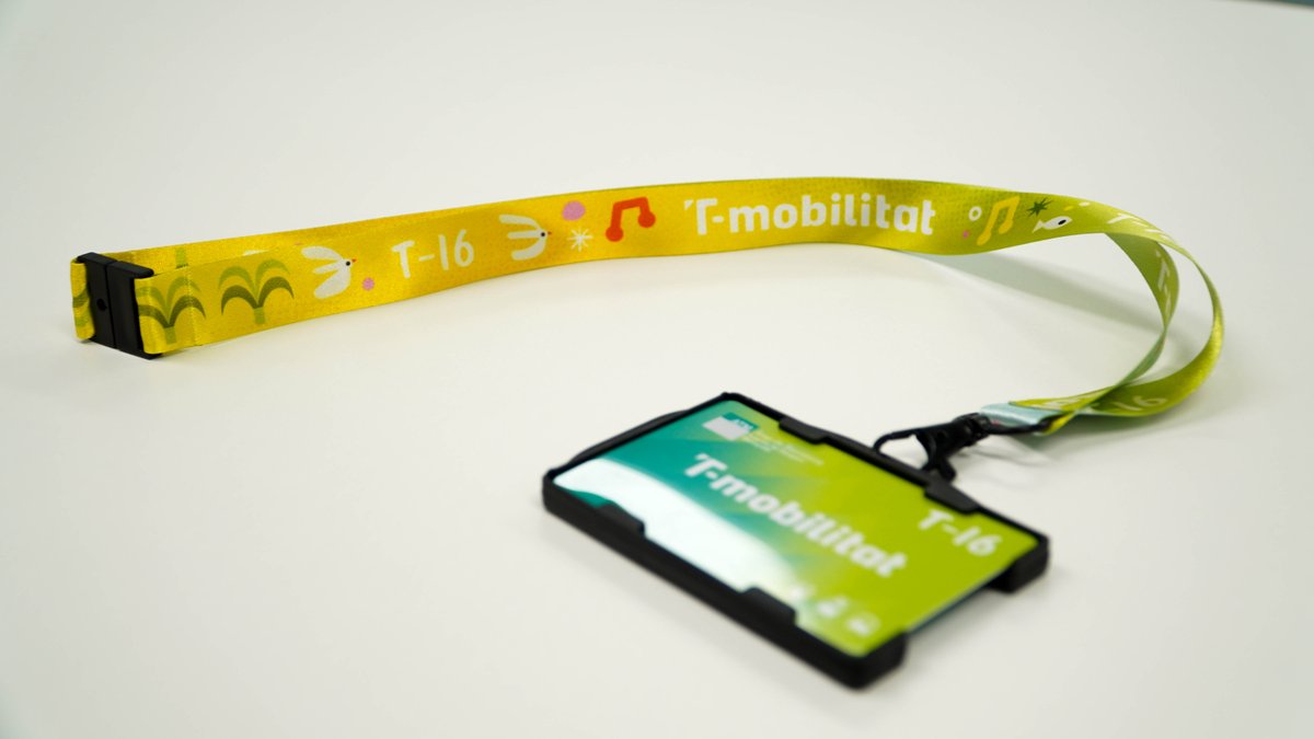 T_mobilitat's tweet photo. 🙃Juntament amb les noves fundes #Tmobilitat, aquests dies s'han començat a repartir noves cintes perquè les petites de casa portin la T-16 al coll.

💘Les trobareu al Centre T-mobilitat, quan hagueu d'anar-hi a fer un tràmit relacionat amb la T-16. https://t.co/wjDuN1OAto
