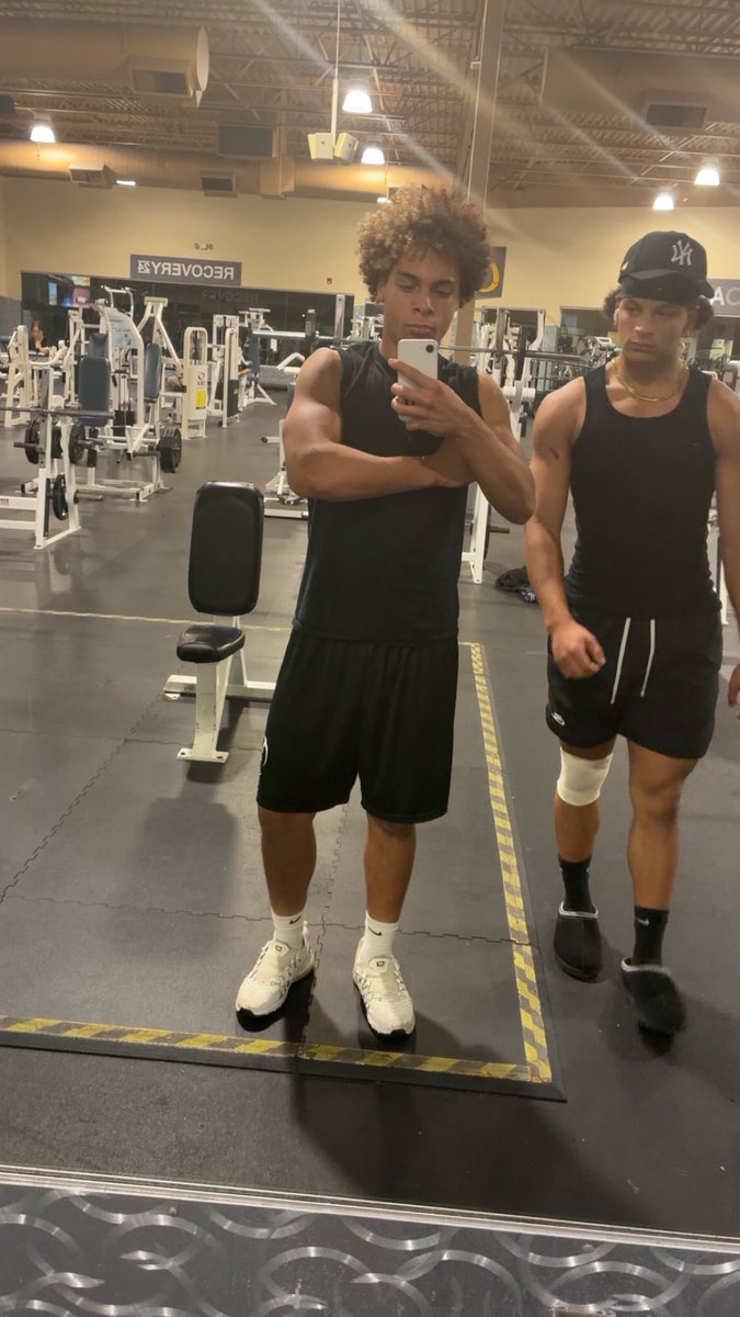 killakchosen's tweet photo. Took a tiny break off lifting and still hitting 225 as a sophomore strong safety #weightroom #bigseason https://t.co/BBCOmkfWGu