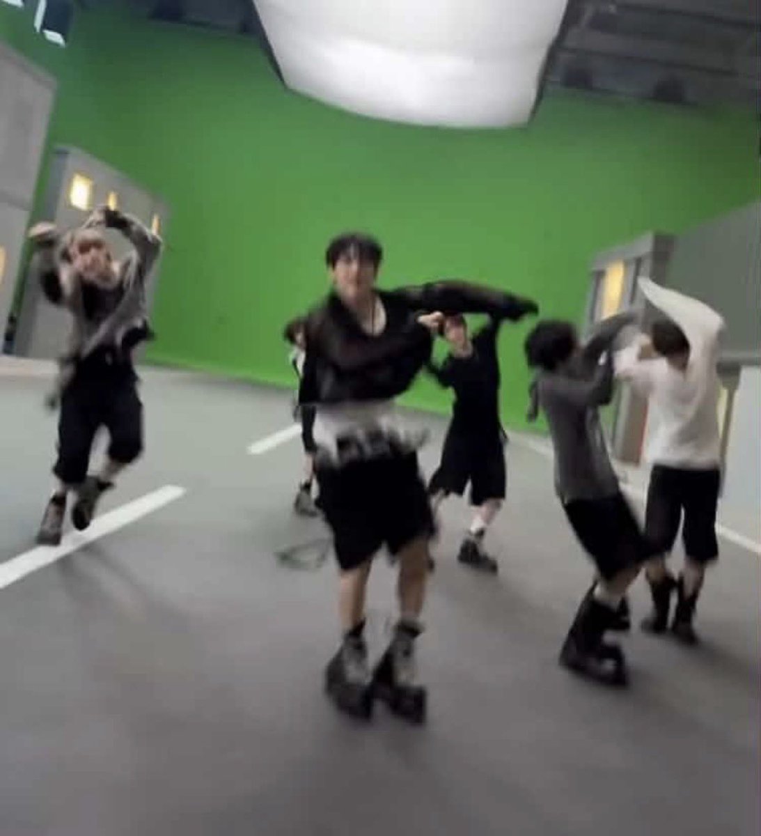 mnr1ze's tweet photo. 언제까지 이런 식으로 무대 설거야? 칼군무는 바라지도않아 근데 적어도 팔 돌리는 안무타이밍 정도는 맞춰야하는거아니야? 시상식때도그렇고 요즘 안무디테일이라고는 하나도 안보이고 댄브도 안맞아서 정신사나워ㅋㅋ몇 개월째 이러는데 연습부족한 멤버 개인연습 하기나할까?
#킥플립 #미완성 https://t.co/3VyeXe3onc