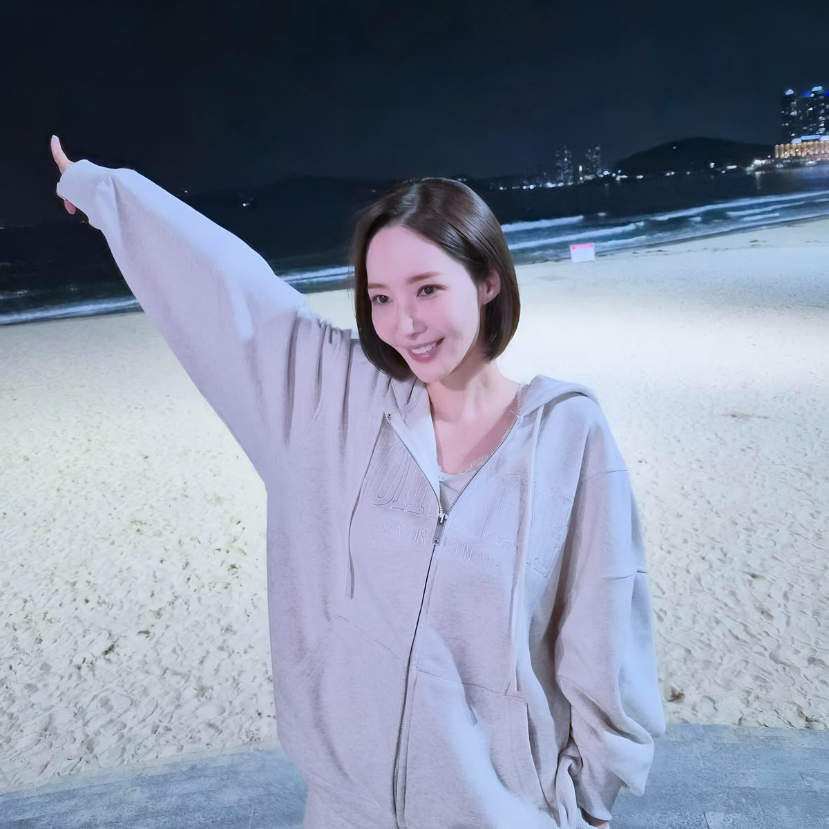 jakeyXing's tweet photo. It’s being reported that #ShinHaeSun’s ‘DASH’ will air right after #ParkMinYoung’s ‘Nine to Six’, which is scheduled to premiere in mid-November this year…

PMY &amp; SHS back-to-back?! That’s going to be too homework! 📺 https://t.co/0bv7Yo4tv2