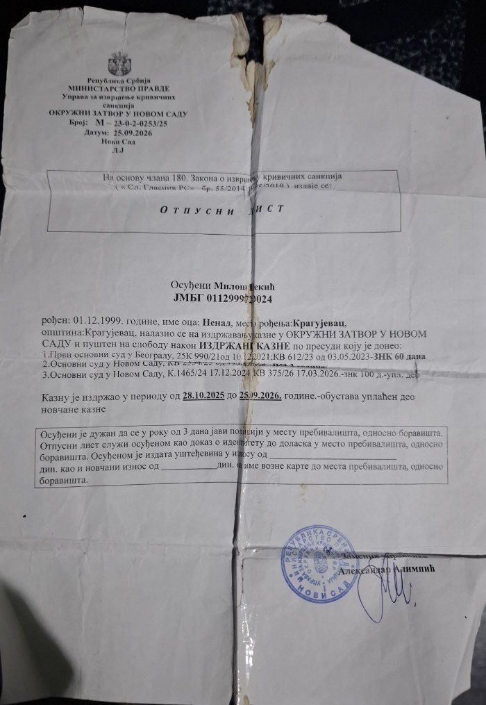 BraticVlad3613's tweet photo. Vučić pošalje svoje narkomane da juče u Novom Sadu napadnu građane koji podržavaju studente, i gle čuda jednom od narkomana ispao neki pair. https://t.co/TirgzEvmJp