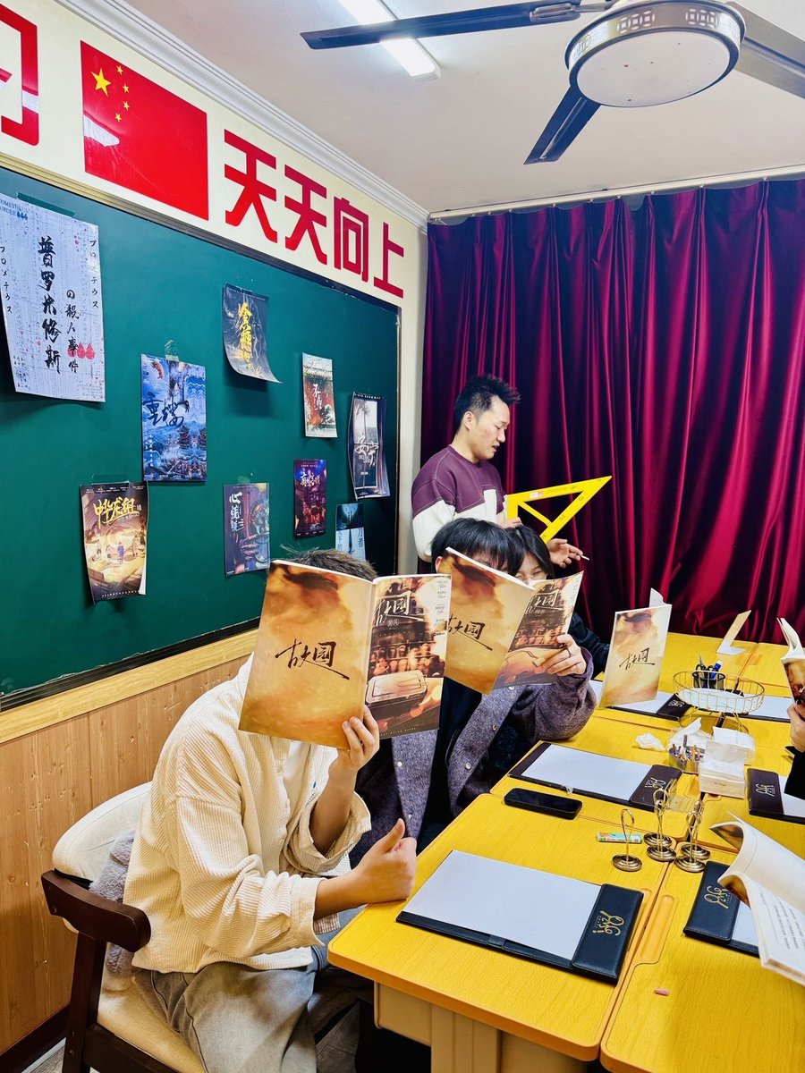 CeliaHouse6afa's tweet photo. 本周快乐是剧本杀给的！拿本哭到抽纸不够的沉浸感，队友戏精上线的笑到捶桌时刻，结束后还在复盘的后劲——谁懂这种线下攒局的松弛感啊 https://t.co/8LJDyTFjyQ