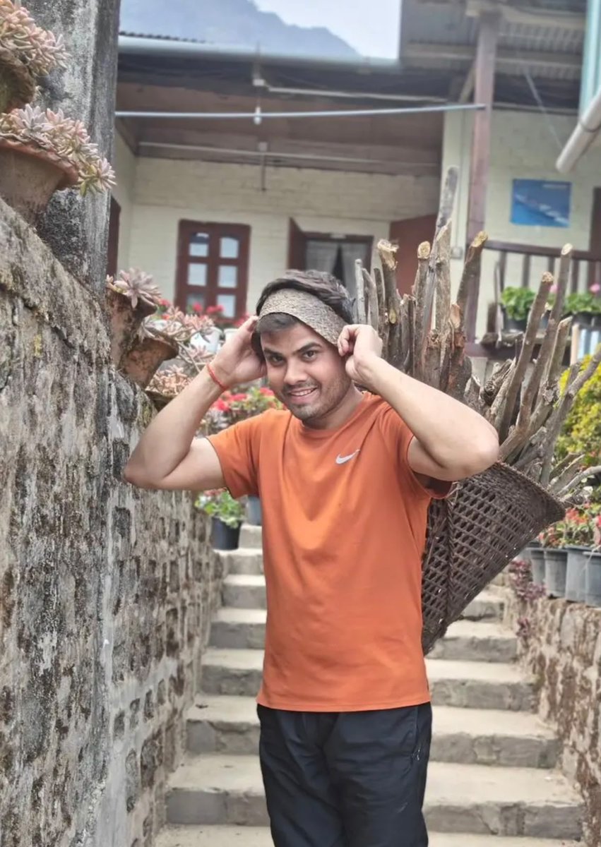 ameesh143's tweet photo. मेरा जिगरी यार, @IIMC_India का स्कॉलर, एक संवेदनशील पत्रकार प्रकाश कैंसर से जूझ रहा है. मेरी दोस्त और उसकी पत्नी रश्मि ने अबतक इस लड़ाई को उसके संग अकेले लड़ा है पर अब दोस्तों और समाज की सामूहिक ताकत की जरूरत है. क्योंकि 2025 में प्रकाश को जो रेयर कैंसर का पता चला वो अब उसके लिवर तक फैल चुका है. कीमोथेरेपी और रेडिएशन के बावजूद कैंसर तेजी से बढ़ रहा है. डॉक्टरों का कहना है कि प्रकाश के कैंसर में एक ऐसा रेयर जीन म्यूटेशन है जिसे अब तक लाइलाज माना जाता था. पर उम्मीद की किरण ये आई है कि अमेरिका में इसे टारगेट करने वाली दुनिया की पहली जीवनरक्षक दवा को हाल में ही मंजूरी मिल गई है. 

डॉक्टरों का कहना है कि प्रकाश को बचाने के लिए अब यही एकमात्र रास्ता बचा है. इस दवा को अमेरिका से मंगाना होगा इसलिए इसके पूरे इलाज का खर्च करीब 3 करोड़ रुपये आ रहा है. प्रकाश और रश्मि पिछले एक साल में अपनी सारी जमा-पूंजी लगा चुके हैं. इतनी बड़ी रकम अकेले जुटाना उनके लिए नामुमकिन है. प्रकाश हमेशा मुश्किल से मुश्किल चढ़ाई पार करने का हौसला रखता है. आज उसे हमारे साथ की जरूरत है. आप सभी से हाथ जोड़कर अपील है कि इस इलाज के लिए जितनी संभव हो उतनी आर्थिक मदद करें. 

इस पोस्ट के साथ Ketto पर की जा रही फंड रेजिंग का लिंक दिया है. इसमें सारी जानकारी मौजूद है. लिंक पर जाकर प्रकाश को बचाने की इस मुहिम में अपना यथासंभव योगदान करें. इस पोस्ट को आगे शेयर करके प्रकाश को एक नया जीवन देने में हमारा साथ दें. समय बहुत कम है और आपका हर एक प्रयास प्रकाश की जिंदगी को बढ़ाने वाला साबित होगा.

https://t.co/FcB52z0bzB