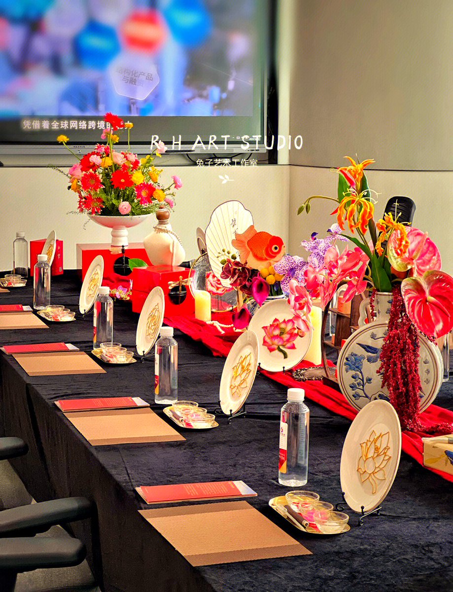 Incheondk's tweet photo. [This Sino-Arabic trade event showcases exquisite satin handicrafts, with guest speakers discussing meal matching for cross-border commerce. 1/2] https://t.co/nPrJHfJSsy