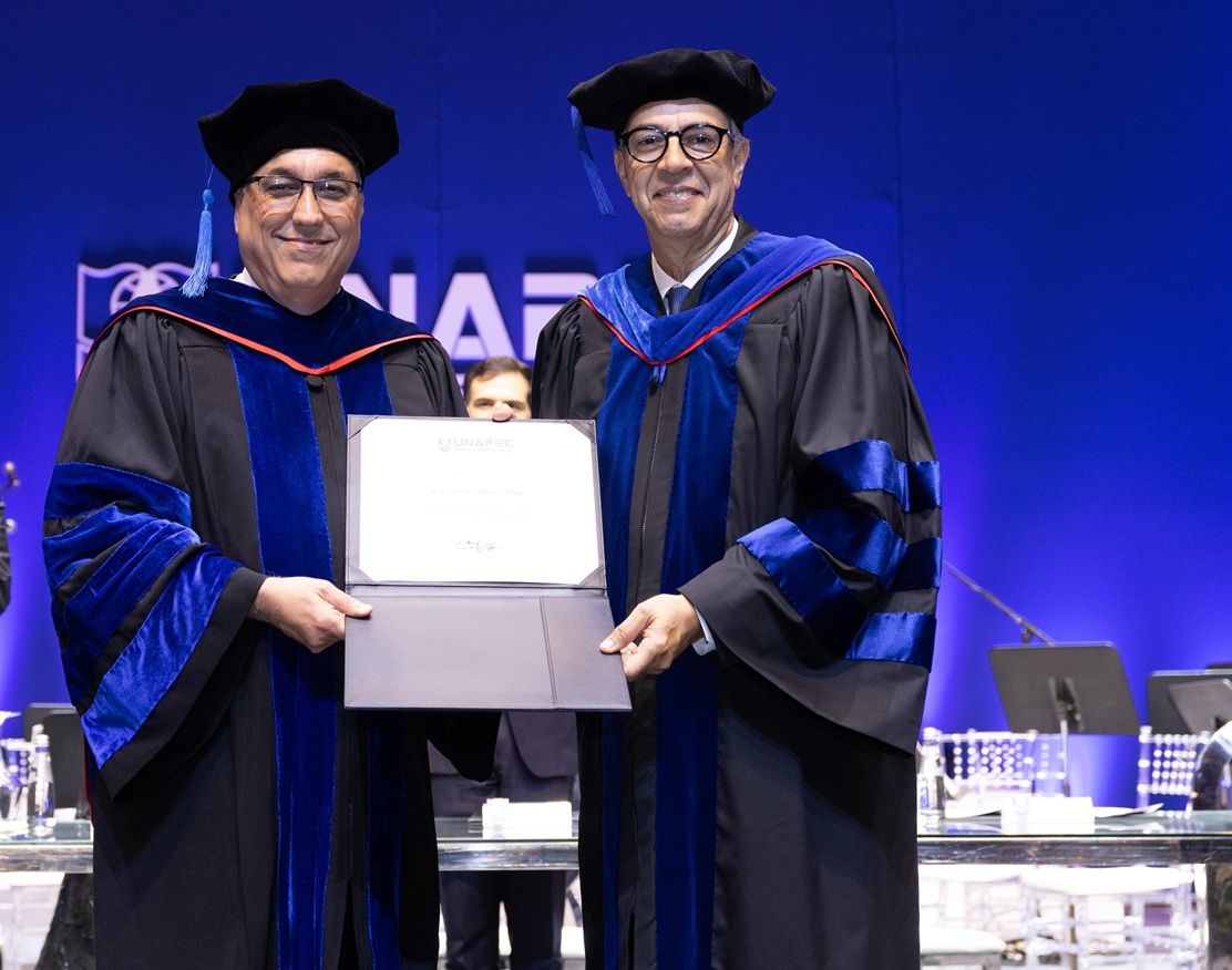 NotialtiempoRD's tweet photo. #SocialesNAT -- @UNAPEC otorga Doctorado Honoris Causa al escritor @josemarmolp https://t.co/5rs5yIk0q8 https://t.co/19jwgVvih8