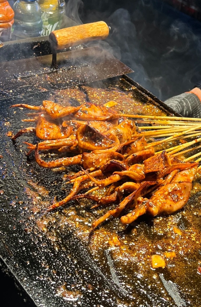 AutumnBlinodam's tweet photo. Nothing beats late-night crispy fried squid skewers with spicy cumin on a cool night, perfect street food vibe! https://t.co/yQQCoL2KD7