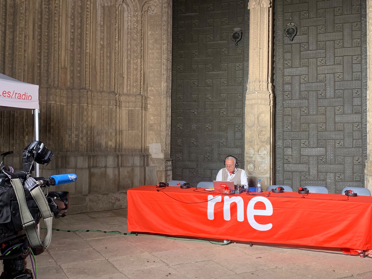 RTVEclm's tweet photo. Hoy @LasMananas_rne desde la Catedral de Toledo con @JuanraLucas @radio5_rne @rne 

Nuestros compañeros de TVE Castilla-La Mancha realizan la retransmisión en @rtveplay ⬇️📲

https://t.co/Vj67lkJnvE https://t.co/KSV2dnJVfz