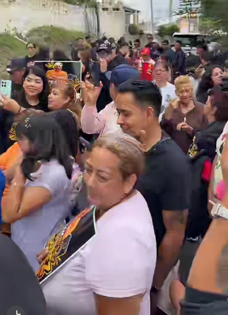 El__Publico__'s tweet photo. Hoy Ciudad de México registró su número más bajo de robo de autopartes 

Esto debido a que los fans de Ese Pérez se reunieron todos a las afueras de la casa de los famosos 
#LaCasaDeLosFamososMx https://t.co/ckHuZsbV1e