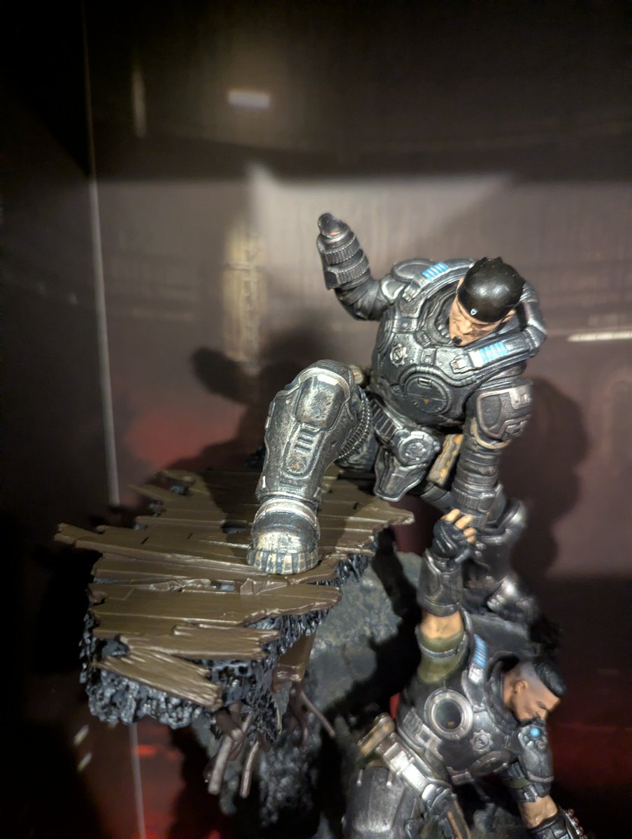 ghostbuu99's tweet photo. @XBOX @CoalitionGears @GearsofWar @Microsoft @asha_shar
-
I can't believe this. I bought the Gears of War E Day Collectors Edition the week it got announced.

I've been looking forward to this ever since and I finally got it today( I didn't open it till literally 5 mins ago because I had work and just gave me something to look forward to when I got out.)

I just opened it and once I got to the statue ... It was broken. Granted it's a small break but I spent $299 on this and to have it broken just killed me :( don't know what I can do other than glue it but this blows a lot but I'm still hyped for the game this Thursday ❤️