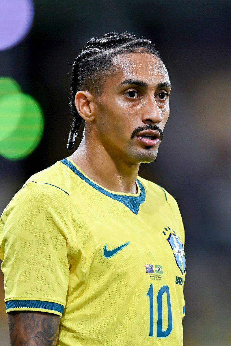 BarcaUniversal's tweet photo. 🚨🚨 MAJOR BREAKING: Raphinha is LEAVING the Brazilian NT camp... He will NOT play in the friendly vs. India.

Right now, no risks will be taken. Raphinha is RETURNING to Barcelona.

Medical tests confirmed that the player has avoided a muscle injury, although a small amount of swelling and fluid remains in his thigh. 

— @geglobo