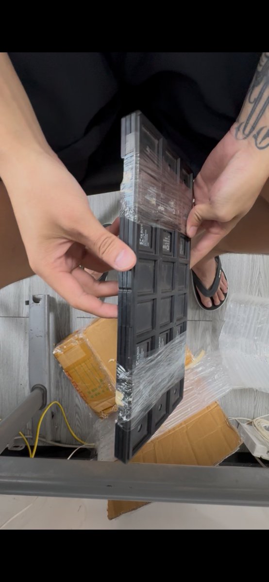 TheChipGuyJason's tweet photo. Just scored 2.5 reels of Xilinx parts from an independent engineer today.

Mint condition, passed inspection with zero issues and straight into inventory.

Super smooth deal—clean negotiation, great seller, easy business.

#ComponentSourcing #Xilinx #ChipBroker #HardwareLife #SupplyChain #TechSourcing #FPGA