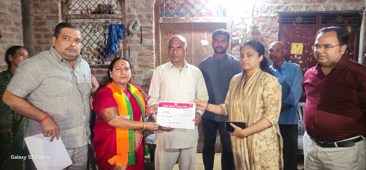 DMKanpurDehat's tweet photo. दिनांक 27.09.2026 को तहसील मैथा अंतर्गत ग्राम नवल निवादा में अतिवृष्टि के कारण दीवार गिरने से हुई जनहानि के प्रकरण में पीड़ित परिवार को राहत सहायता प्रदान की गई। माननीय विधायक रसूलाबाद श्रीमती पूनम शंखवार जी ने पीड़ित परिवार के घर पहुंचकर शोक संवेदना व्यक्त की तथा राहत प्रमाण पत्र प्रदान किया। इस दौरान उपजिलाधिकारी मैथा एवं तहसीलदार उपस्थित रहे।
@CMOfficeUP
@spgoyal
@ChiefSecyUP
@sanjaychapps1
@rahat_up
@InfoDeptUP