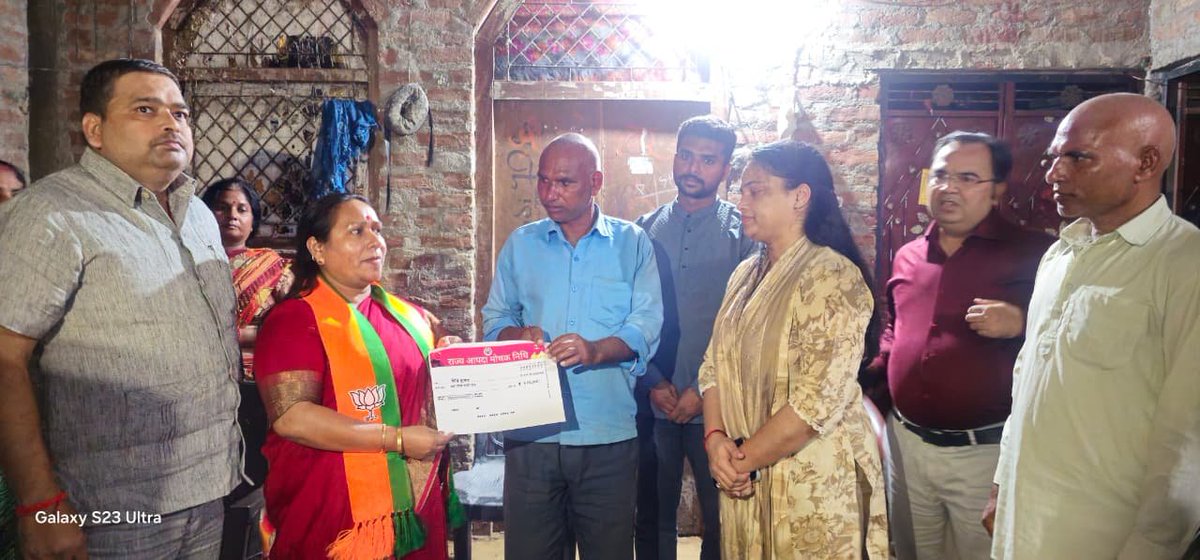 DMKanpurDehat's tweet photo. दिनांक 27.09.2026 को तहसील मैथा अंतर्गत ग्राम नवल निवादा में अतिवृष्टि के कारण दीवार गिरने से हुई जनहानि के प्रकरण में पीड़ित परिवार को राहत सहायता प्रदान की गई। माननीय विधायक रसूलाबाद श्रीमती पूनम शंखवार जी ने पीड़ित परिवार के घर पहुंचकर शोक संवेदना व्यक्त की तथा राहत प्रमाण पत्र प्रदान किया। इस दौरान उपजिलाधिकारी मैथा एवं तहसीलदार उपस्थित रहे।
@CMOfficeUP
@spgoyal
@ChiefSecyUP
@sanjaychapps1
@rahat_up
@InfoDeptUP