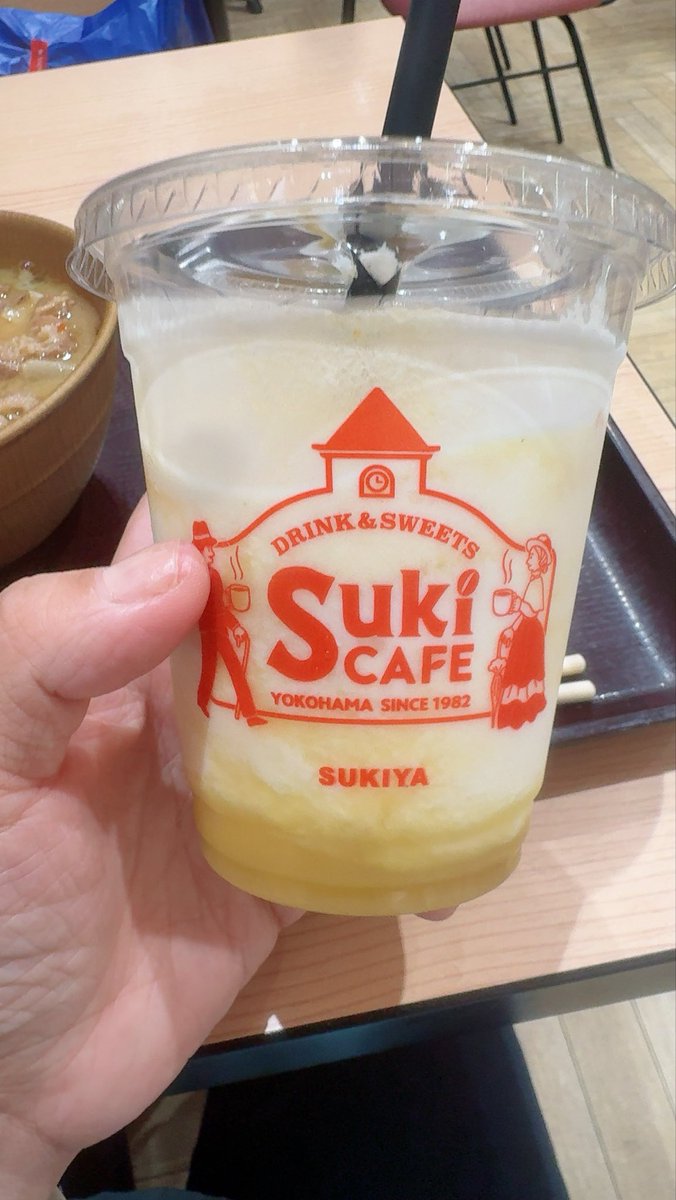cerise_217's tweet photo. このシェイク想像以上に美味しかった🥤
うちの徒歩圏内の店舗全滅だった
あと隣の味噌ラーメン飲み物だった（かなり小さい） https://t.co/TsIAiMn9Ml