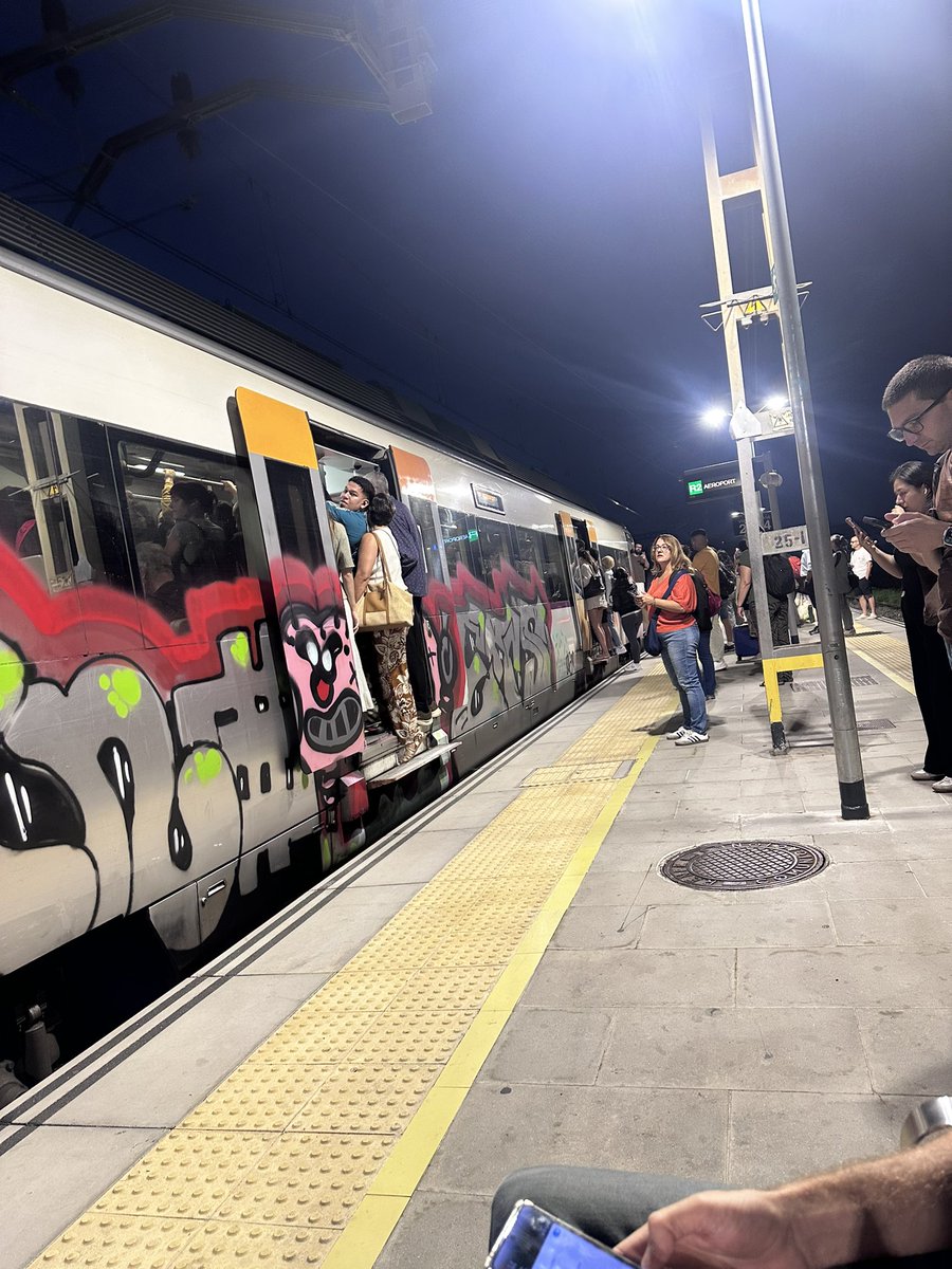 crissancheeez09's tweet photo. @rodalies @rod2cat @rod2nordcat Vosaltres veieu normal posar un tren curt desde Maçanet en hora punta i que arribi a Mollet sense que podem pujar? i a sobre tard. Es el tren de les 7:08 que passa per Mollet St.Fost. I portem aixi dues setmanes https://t.co/X6SuvWmAuE