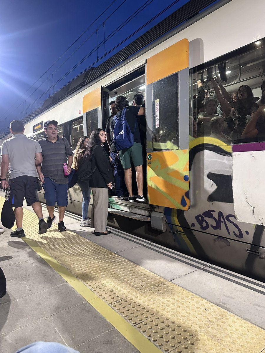 crissancheeez09's tweet photo. @rodalies @rod2cat @rod2nordcat Vosaltres veieu normal posar un tren curt desde Maçanet en hora punta i que arribi a Mollet sense que podem pujar? i a sobre tard. Es el tren de les 7:08 que passa per Mollet St.Fost. I portem aixi dues setmanes https://t.co/X6SuvWmAuE