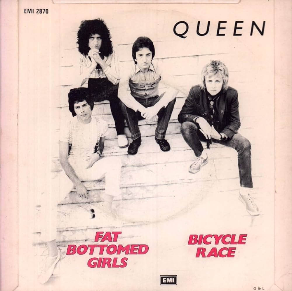 BjaxxAnother's tweet photo. 本日のふと頭に流れてきた曲

Bicycle Race - Queen

今日ちょいと買い出し行ってて移動中にふと流れてきたのがコレ。

そして今更ながらこの曲のMV見ました…けど………どおりで見た事ない訳だｗ 
当時小学生だった自分にアレは刺激強過ぎる…ｗ

※検索する際は周りに人がいない事を確認して下さいｗ https://t.co/VOmRdXMarh