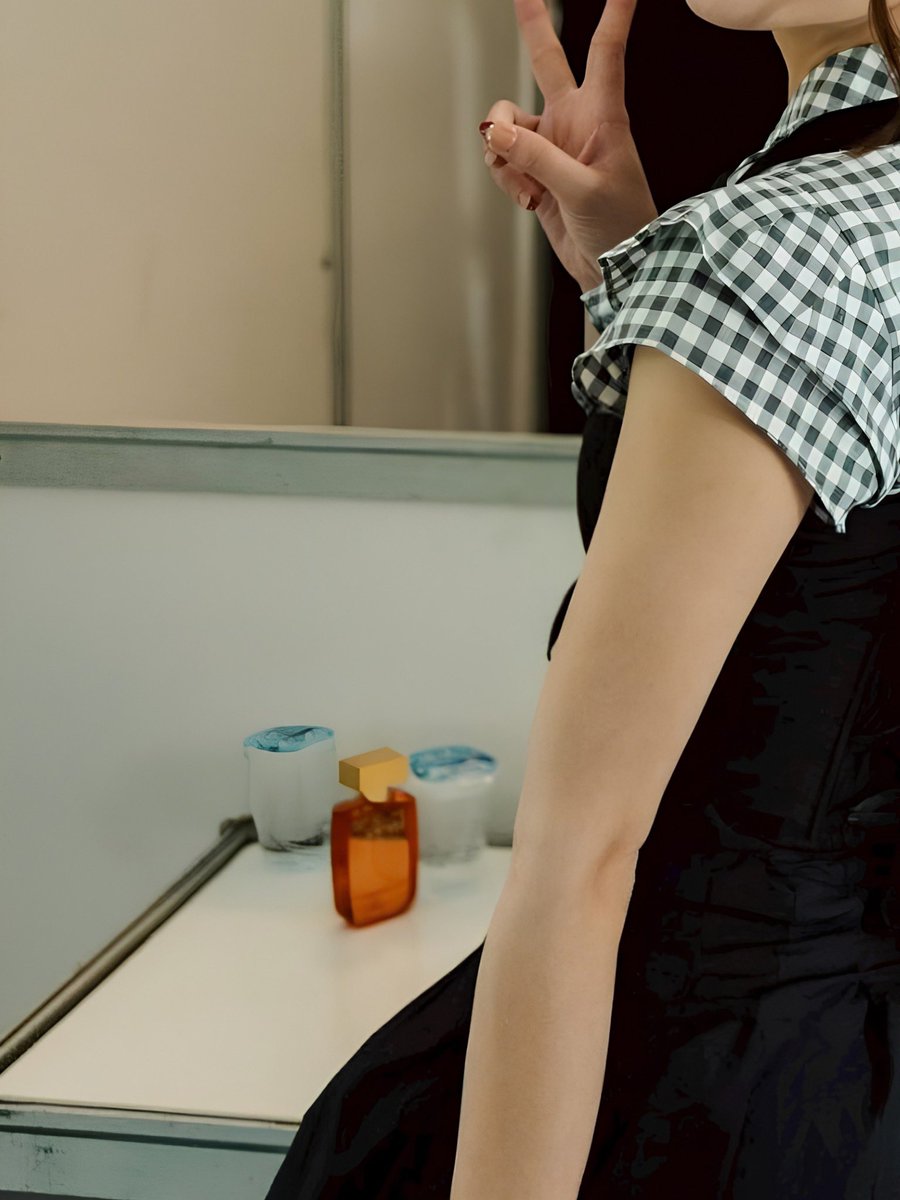 Oldschools_'s tweet photo. Parfum yg keliatan di meja Lia (@AU_LiaJKT48) saat backstage JKT48 ALL IN TOUR 2025 di Semarang 👀

Dari bentuk botol oranye segiempat + Tutup Gold ini jelas : Crusita - Es Teh Manis, 50ml

Aroma teh hitam segar &amp; manis ringan, ada nuansa floral halus  💭✨

#Os48 #LiaJKT48 https://t.co/XooRf4EjEr