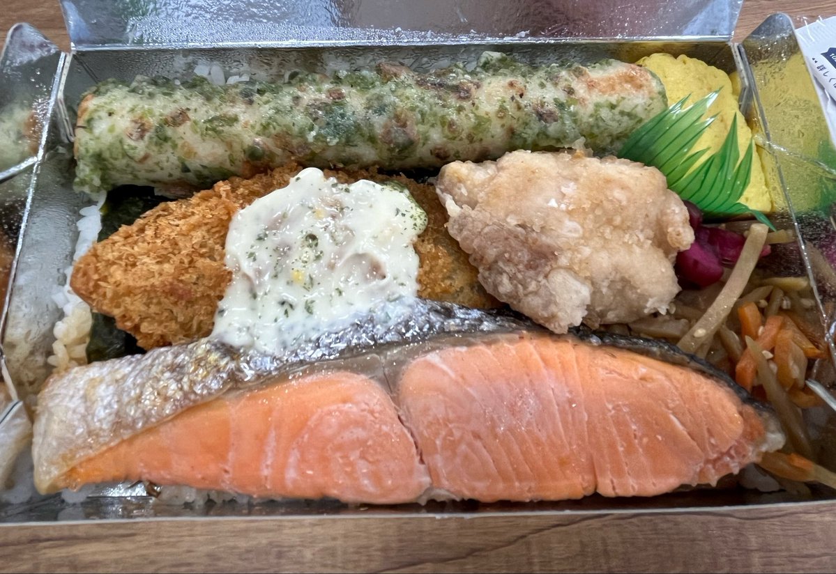 mashupi16's tweet photo. 専門店のスペシャルのり弁当！！
売りに来てたので買ってみた！！
特にシャケが美味かった(๑'ڡ'๑)♡
ちくわ揚げ1本は食べ応えあったな( '༥'  )ŧ‹"ŧ‹" https://t.co/wMpaQ2s7S3