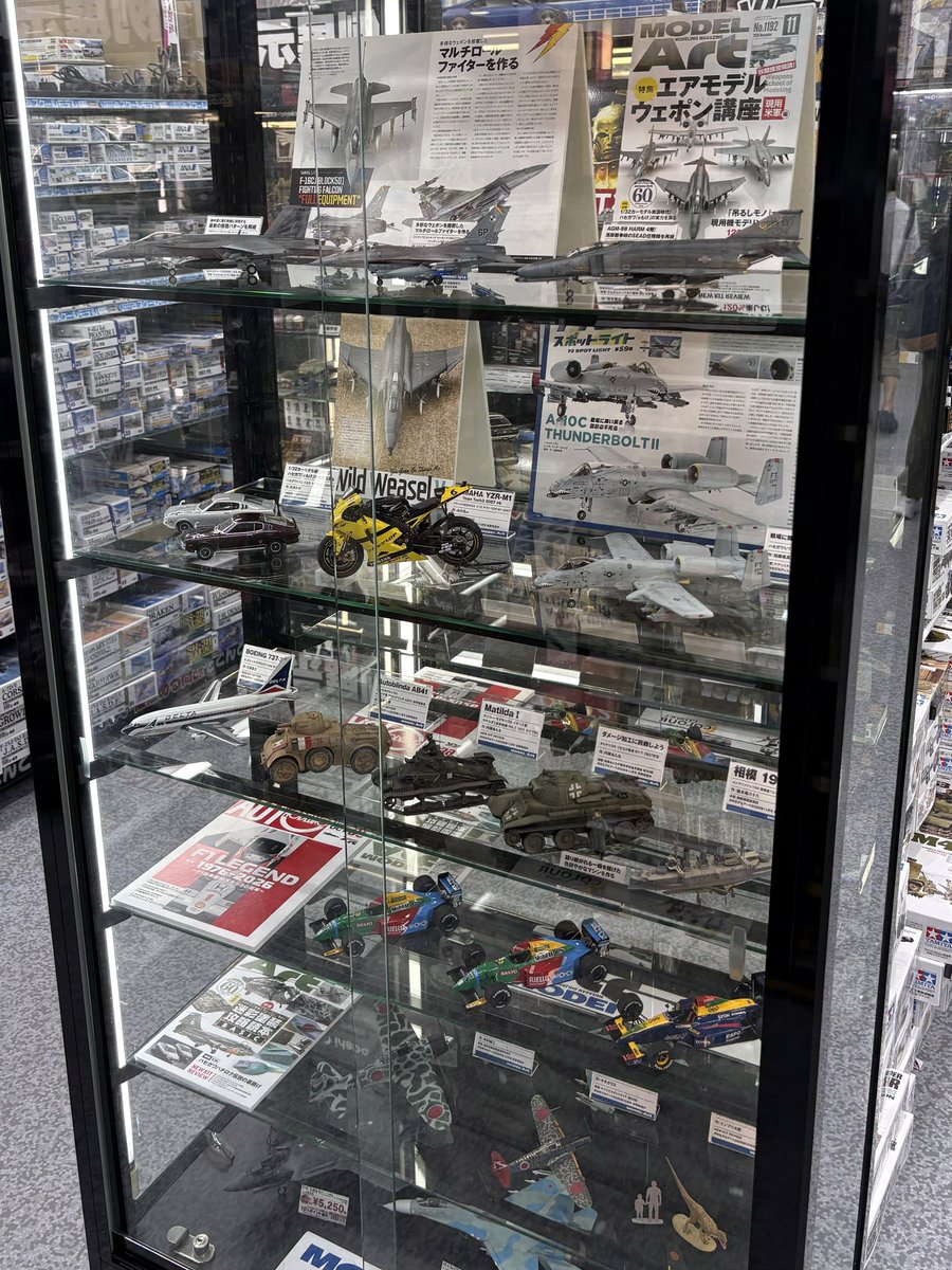ModelArtInc's tweet photo. ヨドバシカメラ マルチメディアAkibaさんの6F模型コーナーに展示させていただいている作例を入れ替えました。お立ち寄りの際は是非ご覧ください!
また、レジカウンター前では月刊モデルアート2026年11月号などをお買い求めいただけます。 https://t.co/jFrdYN4M8P