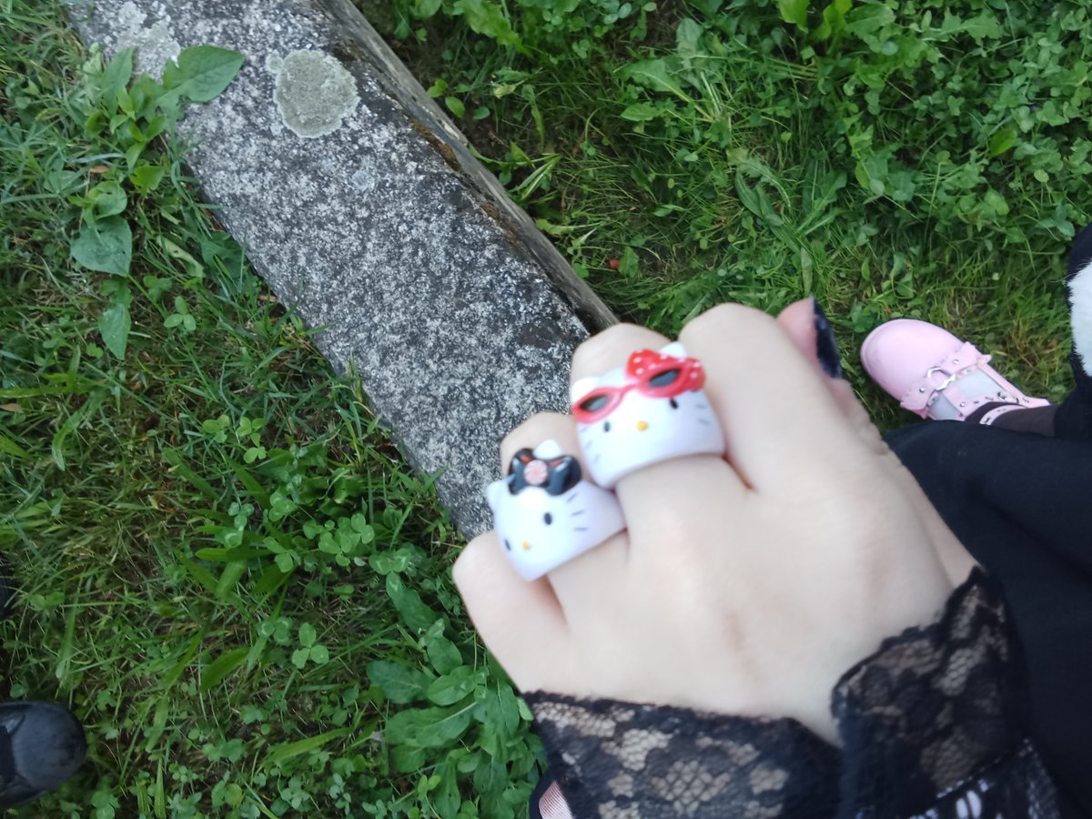 p9_ymx's tweet photo. I love my hello kitty rings https://t.co/A0PtB4pWmZ