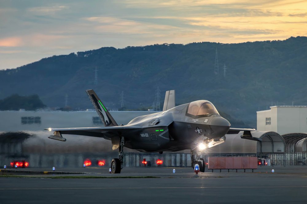 USFJ_J's tweet photo. 2026年9月24日、第533海兵戦闘攻撃中隊は米海兵隊岩国航空基地にて飛行任務を実施しました。同中隊は、第1海兵航空団・海兵第12飛行大隊を補強するため、UDP (部隊交代計画) の一環として岩国基地に展開しています。 #F35BライトニングII

(U.S. Marine Corps photo by Cpl. Isabella Renaud) https://t.co/HJiU457cRm
