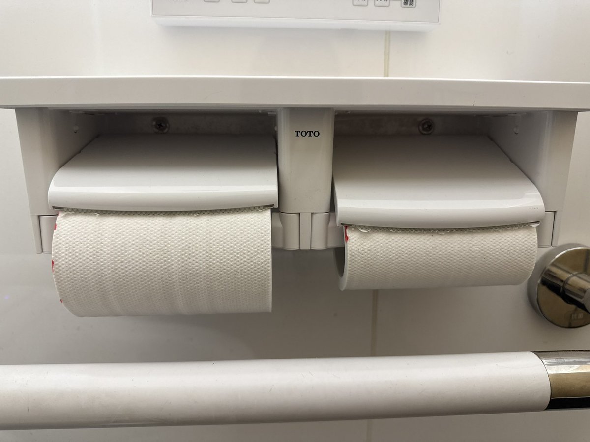 ASARI0327's tweet photo. トイレットペーパーが赤色になってて、
血が出た？！ってめっちゃ焦ったら、
よく見たら、、盗難防止の、、ああ… https://t.co/4bt9wCZ38t