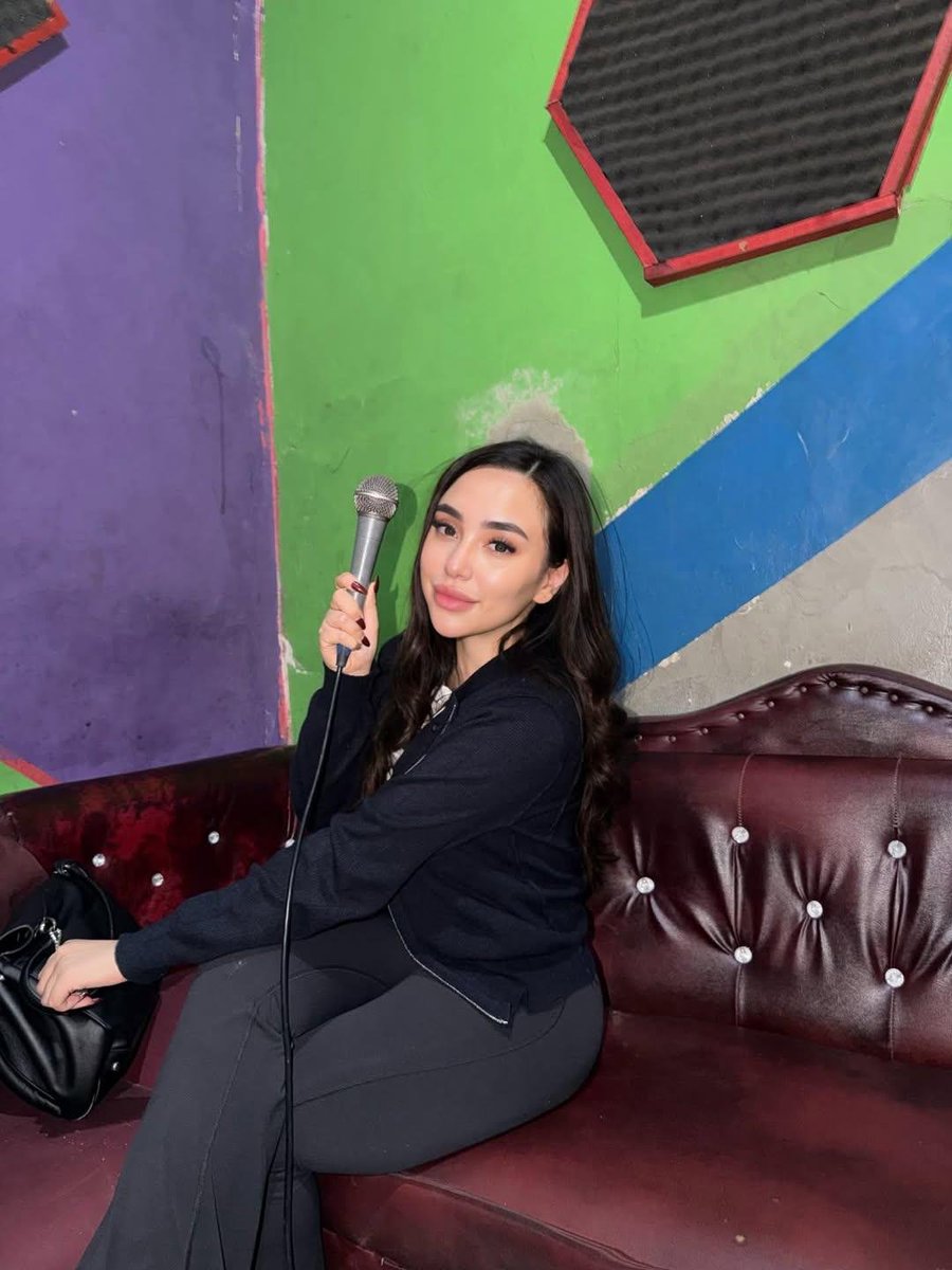 seduhtehnya's tweet photo. Salmafina Sunan baru aja dapet pengalaman hidup yang nggak biasa pas nyobain karaoke di Terminal Kartasura, Sukoharjo, Jawa Tengah!

Dari situ dia belajar buat lebih bersyukur dan nggak gampang menghakimi orang lain.

Pas karaoke, Salma sekalian sewa Elsi. Dia bilang sebenernya bisa aja nyanyi sendiri, tapi niat awalnya emang mau berbagi rezeki sama mereka.

Temennya sempat ngingetin buat berbagi secukupnya aja, soalnya uangnya kadang dipakai buat mabuk atau main slot.

Salma juga sempet ngobrol sama Elsi. Menurut Salma, sekilas mungkin kelihatan lucu buat bahan story, tapi pas denger cerita aslinya rasanya berat banget.

Dari obrolan itu, Salma dapet pelajaran kalau mayoritas dari mereka nggak pernah bercita-cita ada di posisi itu. 

Putus sekolah, himpitan ekonomi, sampai masalah rumah tangga bikin mereka jadi pekerja malam demi bertahan hidup.

Salma juga nyentil netizen yang hobi ngejudge pilihan hidup Elsi. 

Dia berharap suatu hari nanti mereka dapet kesempatan kedua yang lebih baik, biar hidup nggak cuma soal bertahan, tapi juga benar-benar hidup.

Niat Salma karaokean sambil berbagi rezeki, tapi malah dapet pelajaran hidup yang beuh mantep pisan~