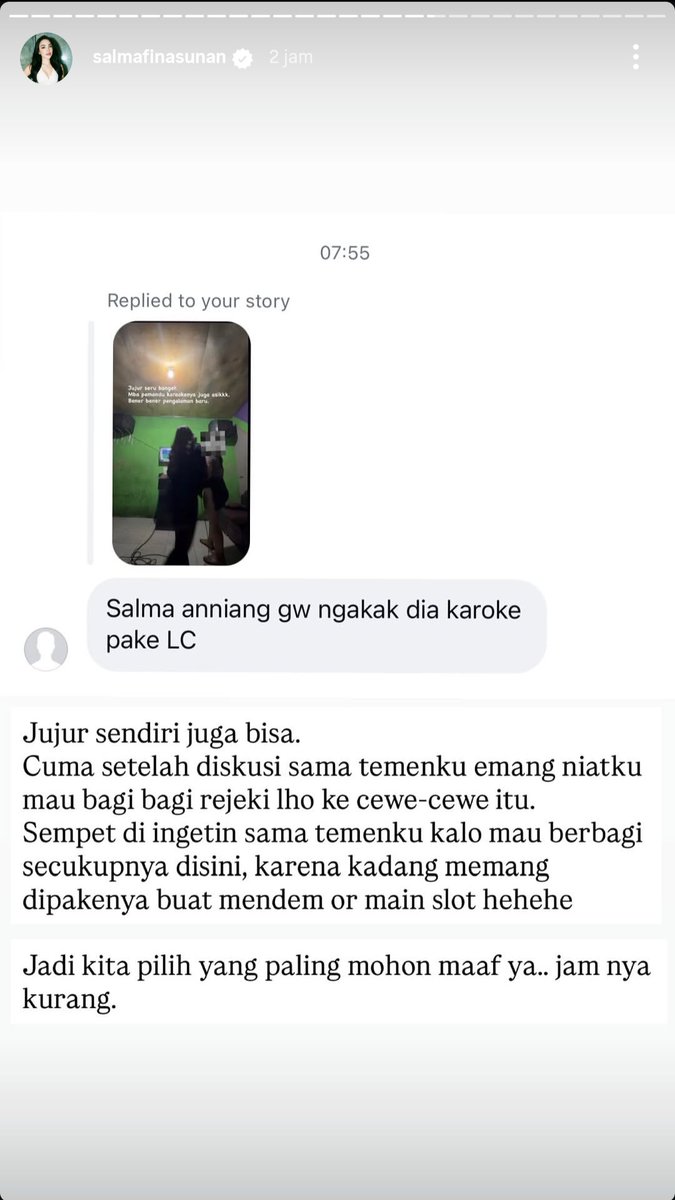 seduhtehnya's tweet photo. Salmafina Sunan baru aja dapet pengalaman hidup yang nggak biasa pas nyobain karaoke di Terminal Kartasura, Sukoharjo, Jawa Tengah!

Dari situ dia belajar buat lebih bersyukur dan nggak gampang menghakimi orang lain.

Pas karaoke, Salma sekalian sewa Elsi. Dia bilang sebenernya bisa aja nyanyi sendiri, tapi niat awalnya emang mau berbagi rezeki sama mereka.

Temennya sempat ngingetin buat berbagi secukupnya aja, soalnya uangnya kadang dipakai buat mabuk atau main slot.

Salma juga sempet ngobrol sama Elsi. Menurut Salma, sekilas mungkin kelihatan lucu buat bahan story, tapi pas denger cerita aslinya rasanya berat banget.

Dari obrolan itu, Salma dapet pelajaran kalau mayoritas dari mereka nggak pernah bercita-cita ada di posisi itu. 

Putus sekolah, himpitan ekonomi, sampai masalah rumah tangga bikin mereka jadi pekerja malam demi bertahan hidup.

Salma juga nyentil netizen yang hobi ngejudge pilihan hidup Elsi. 

Dia berharap suatu hari nanti mereka dapet kesempatan kedua yang lebih baik, biar hidup nggak cuma soal bertahan, tapi juga benar-benar hidup.

Niat Salma karaokean sambil berbagi rezeki, tapi malah dapet pelajaran hidup yang beuh mantep pisan~