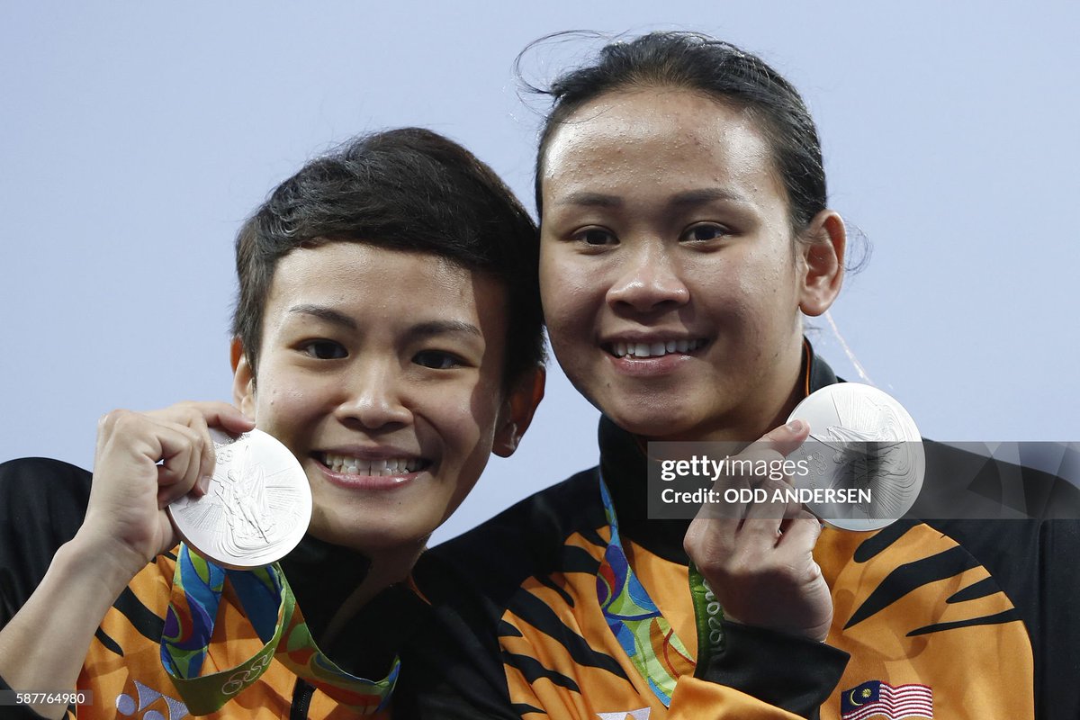 LendasOlimpicas's tweet photo. Jun Hoong Cheong & Pandelela Rinong, Malásia 🇲🇾.
Vice Campeãs.
Saltos Ornamentais. Plataforma 10m sincronizada, feminino.
Jogos Olímpicos de Verão, Rio de Janeiro 2016 🇧🇷.
#cheong #rinong #malaysia #rio2016 #olympics #legends #diving #silver #riodejaneiro #olympicgames #mas https://t.co/FHC9xtDtze