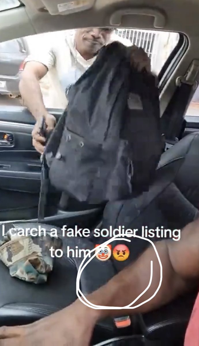 Monkeyvoiicce's tweet photo. @FemyMedia Did he steal  the Soldier’s car Key !!!!! 😂😂 check the reframes he placed the bag on it. Then push the cap to cover the area . 😂 https://t.co/HPjKrdvcZA