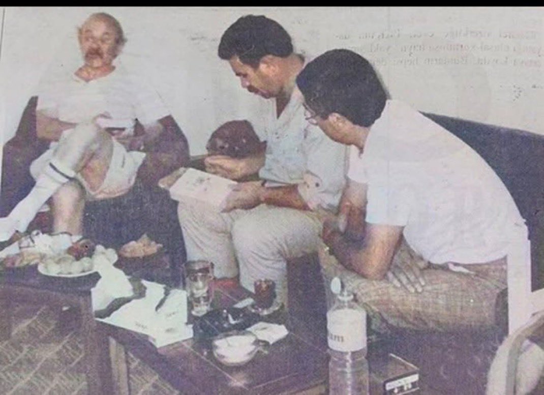 PKKgerceklerii's tweet photo. Şortlu Yalçın Küçük, öğrencilerinden brifing alıyor. https://t.co/EQXJH2CbRe