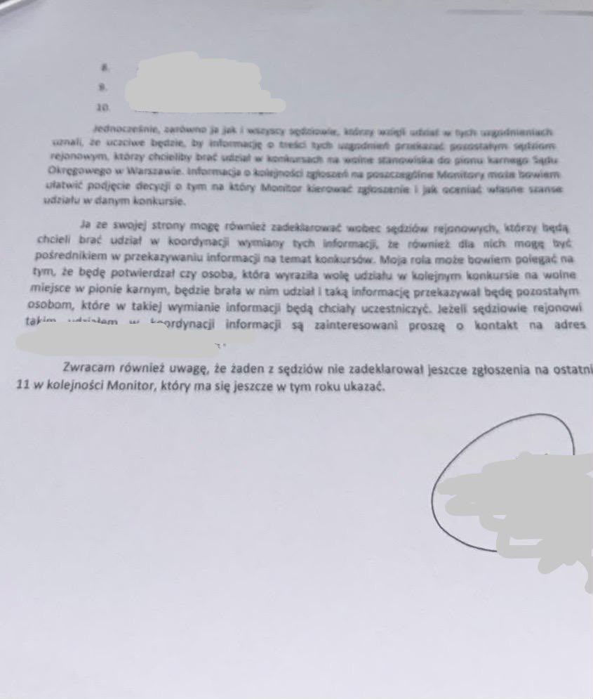 OZS_Aequitas's tweet photo. 📣📣 SKANDAL W SĄDZIE OKRĘGOWYM W WARSZAWIE (❓)

Czy właśnie jesteśmy świadkami kształtowania się NEOSPÓŁDZIELNI ❓❓

❗️NEOSPÓŁDZIELNI przy obsadzaniu wolnych stanowisk sędziowskich.

Powracamy do czasów sprzed 
2015 r.

🫵 Jesteśmy w posiadaniu pisma delegata do kolegium Sądu Okręgowego w Warszawie w sprawie ustalenia kolejności zgłoszeń na wolne stanowiska sędziowskie.
Mamy nadzieję, że jest to fejk (❓)

Dlaczego❓

Gdyż celem tego pisma jest wyeliminowanie konkurencji pomiędzy sędziami i ustalenie listy 10 sędziów, którzy będą zgłaszać się według uzgodnionej kolejności na poszczególne obwieszczenia o wolnych stanowiskach sędziowskich❗️❗️

❗️Wśród tych osób są znane nazwiska sędziów z obrony tzw. praworządności i pierwszych stron gazet❗️

Już nie ma granic bezczelności❗️❗️

Najpierw ustalamy, kto i kiedy zgłasza się do konkursu, aby kandydaci nie konkurowali ze sobą.
A później mamy mieć konkurs❓

To nie jest normalna konkurencja❗️
To jest kształtowanie grona konkurentów jeszcze przed konkursem❓

I właśnie dlatego ta sytuacja ma znaczenie nie tylko dla Warszawy❗️❗️

🫵 Potwierdza najpoważniejsze obawy sędziów dotyczące tworzenia się mechanizmu „NEOSPÓŁDZIELNI” – wzajemnego uzgadniania interesów przy obsadzaniu stanowisk sędziowskich❗️

Co szczególnie bulwersujące, dzieje się to w momencie, gdy sama KRS odmawia podjęcia uchwały w sprawie kandydatów do WSA w Gliwicach, powołując się na potrzebę zapewnienia możliwości udziału w konkursie innym kandydatom❗️

👉 W Gliwicach: konkurencja ma być chroniona.

W Warszawie: konkurencja ma być eliminowana jeszcze przed konkursem❓❓

Dwa standardy❓❓

Jeżeli opisane działania rzeczywiście mają taki charakter, wymagają natychmiastowego wyjaśnienia❗️

Bo wolne stanowiska sędziowskie nie są prywatnym systemem rozdawania miejsc❗️

Konkurs ma być konkursem❗️

🫵 Dlatego AEQUITAS podjął natychmiastowe działania w celu wyjaśnienia zaistniałej sytuacji.
O ich przebiegu będziemy Państwa informować❗️

🫵 AEQUITAS = niezależność + bezstronność + sprawiedliwość 🫵